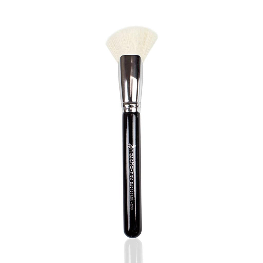 Nascita Pro Angled Large Fan Brush No. 299 for Seamless Glow